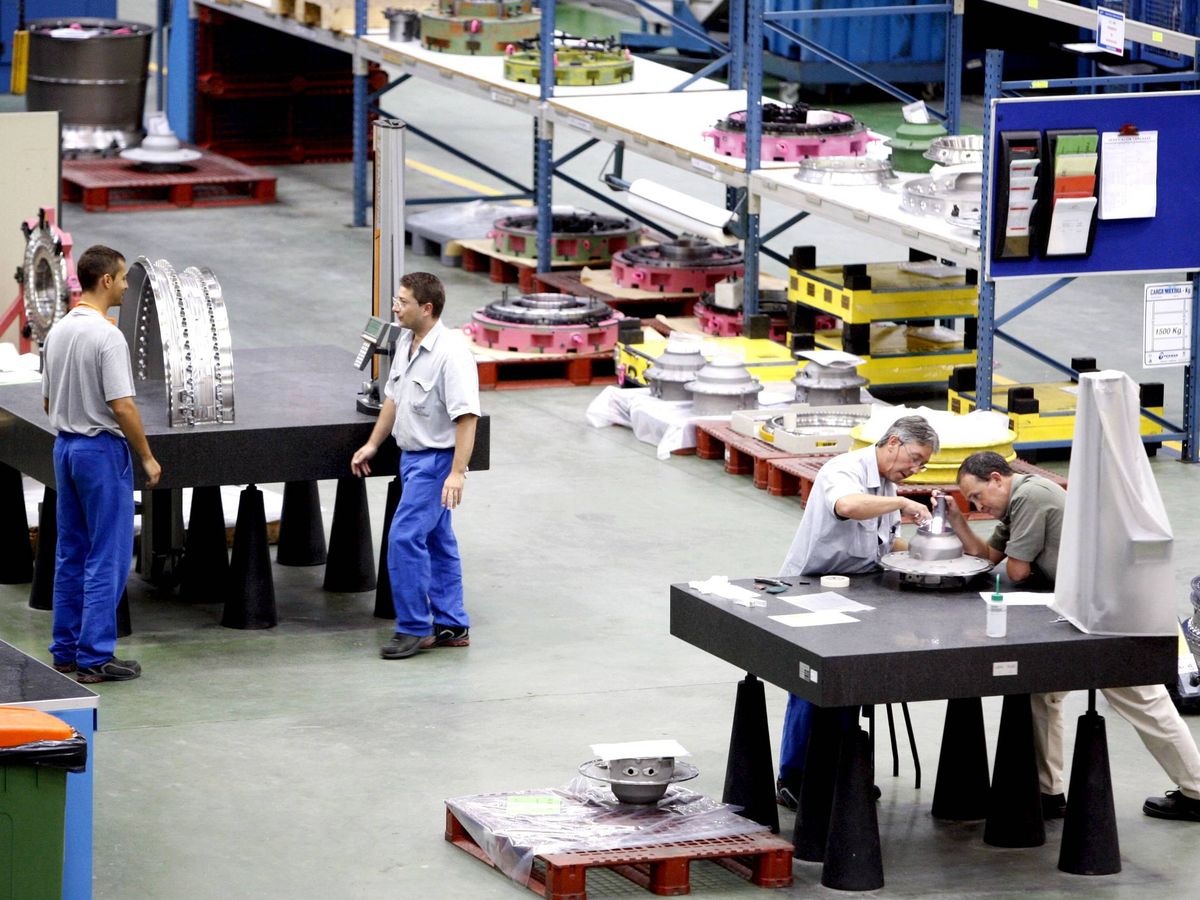 Foto: Trabajadores de una planta de ITP Aero en Zamudio. (EFE)