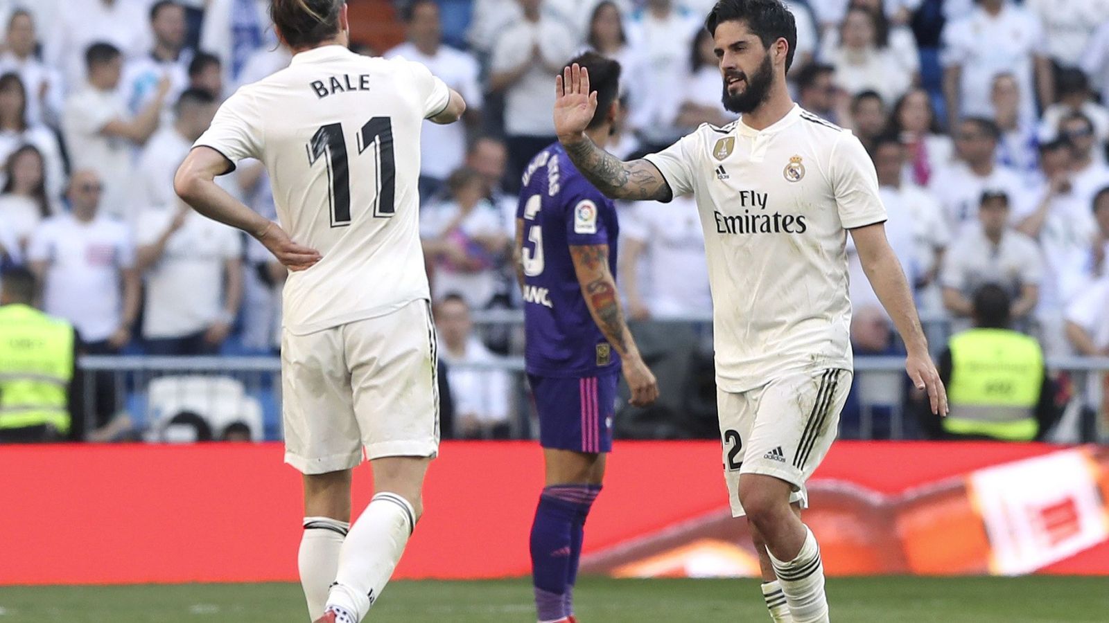 Foto: Gareth Bale saluda a Isco en el Bernabéu. (EFE)