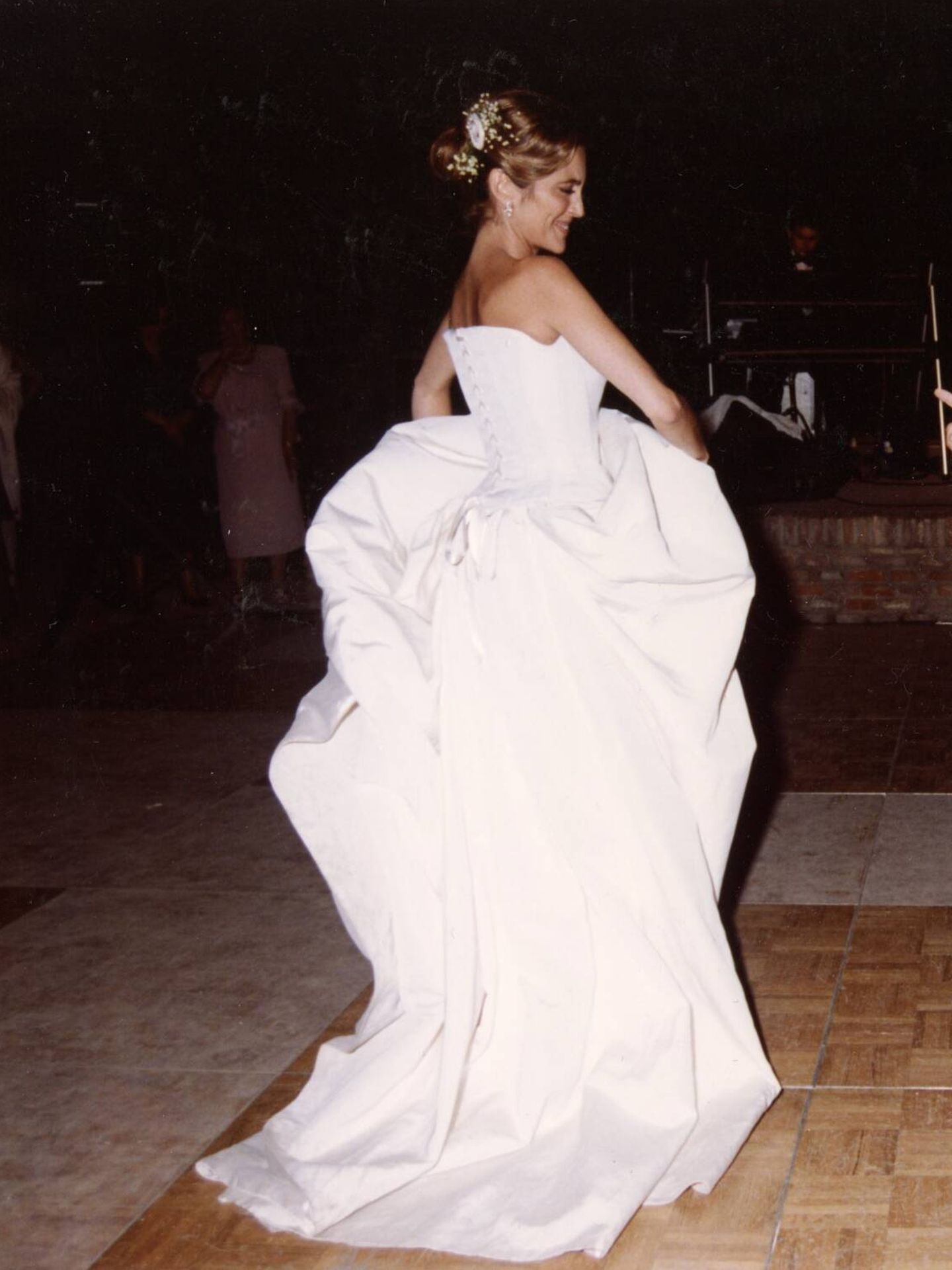 Ana, bailando unas sevillanas con su vestido de Caprile. (Cortesía)