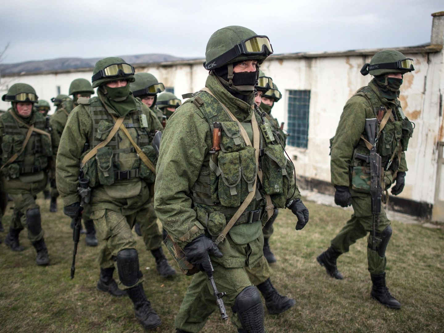 Militares sin distintivos en sus uniformes rodean un cuartel ucraniano cerca de Simferópol (Reuters).
