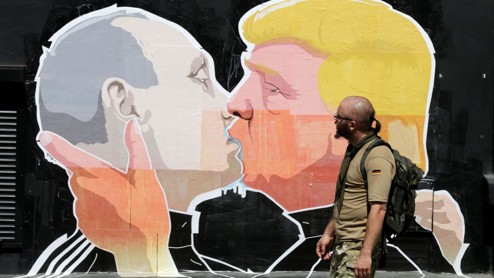 Foto: El 'beso' de Trump y Putin en un mural en Vilnius (Lituania). (Foto: Ints Kalnins/Reuters)