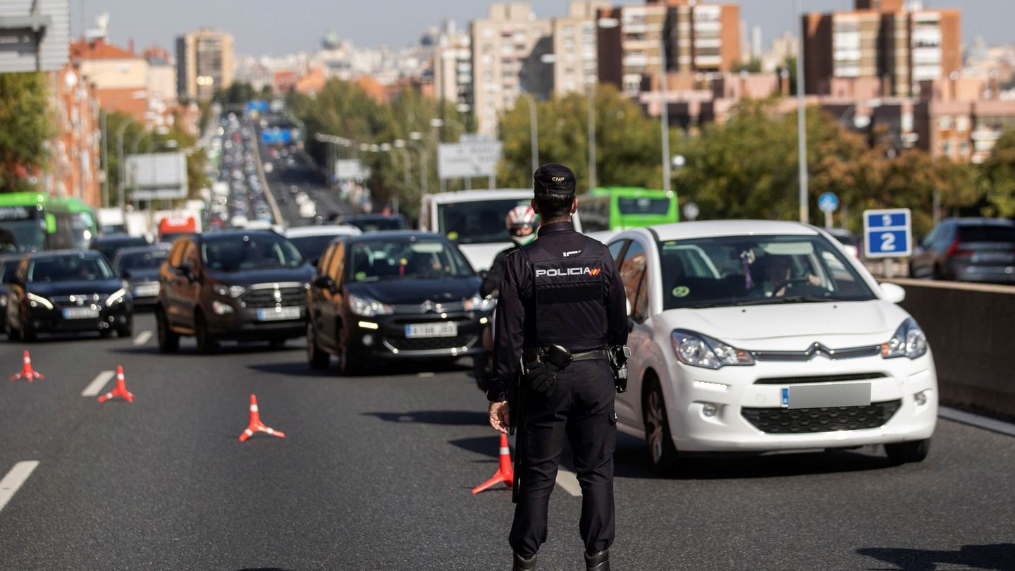 Agentes de la Policía Nacional en un control en la Nacional V en Madrid este viernes. (EFE)