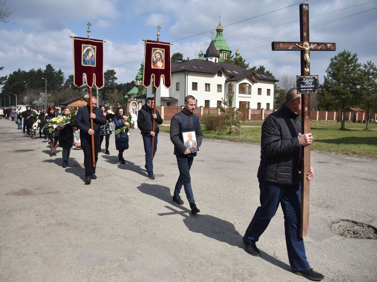 Foto: Funeral por un fallecido en Lviv. (Reuters/Pavlo Palamarchuk)