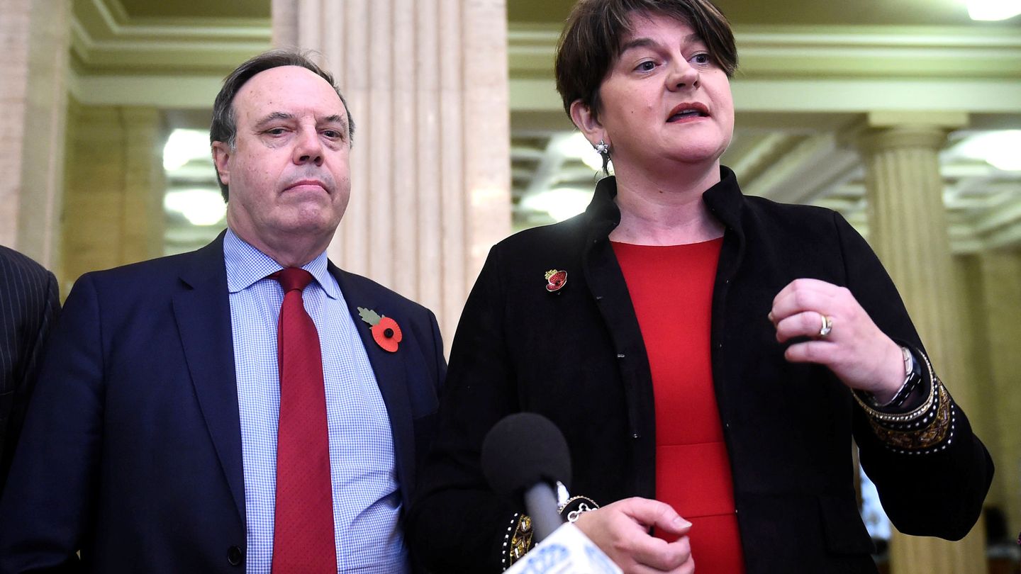 Los líderes del DUP Arlene Foster y Nigel Dodds, en una rueda de prensa en Belfast, el 2 de noviembre de 2018. (Reuters)