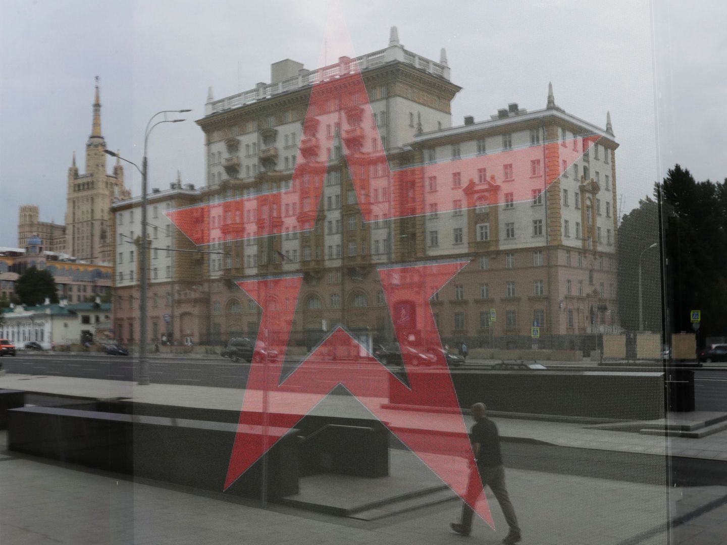 La embajada estadounidense en Moscú reflejada en el escaparate de una tienda militar, el 28 de julio de 2017. (Reuters)