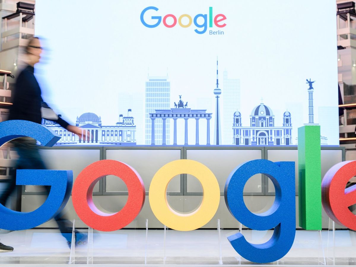 Foto: Un empleado camina junto al logotipo de la multinacional estadounidense Google. (EFE)
