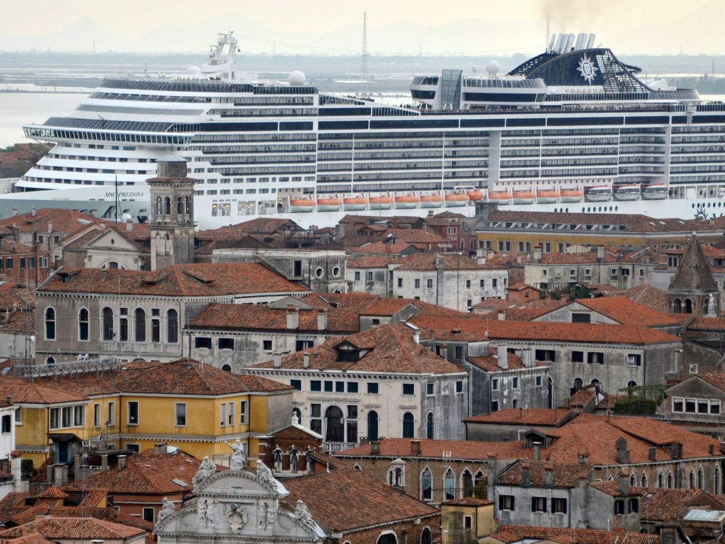 Un crucero, frente a las costas de Venecia (EFE)