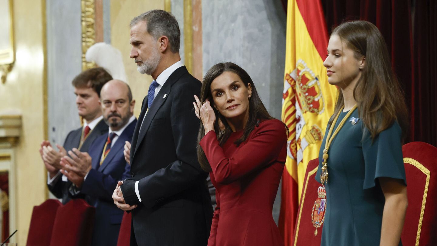 La princesa Leonor junto a sus padres en la apertura de las Cortes. (EFE)