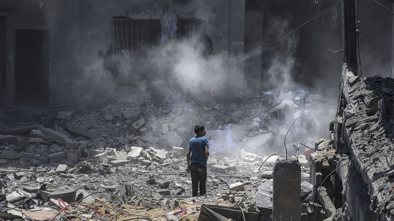 Foto: Un niño en medio de los escombros tras los ataques israelíes en Gaza. (EFE/Mohammed Saber)