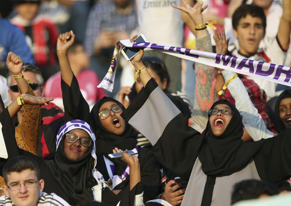 Foto: Seguidoras del Real Madrid, en Dubai (EFE)