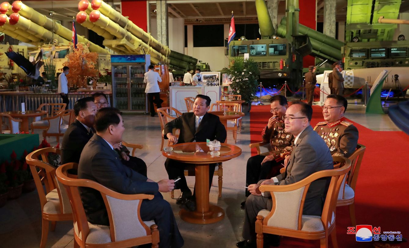 Foto difundida por el régimen norcoreano el pasado 12 de octubre, con Kim Jong-un en el centro. (Reuters)