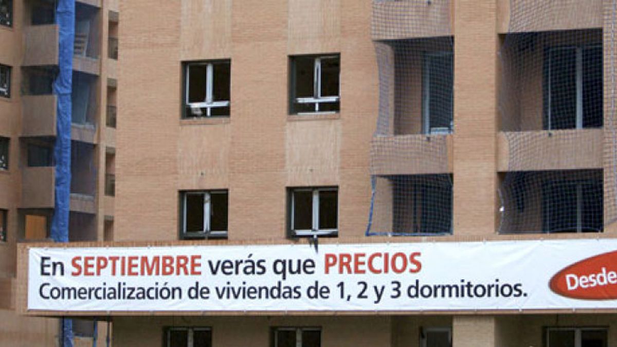 Más leña al fuego: España construye el doble de viviendas que vende