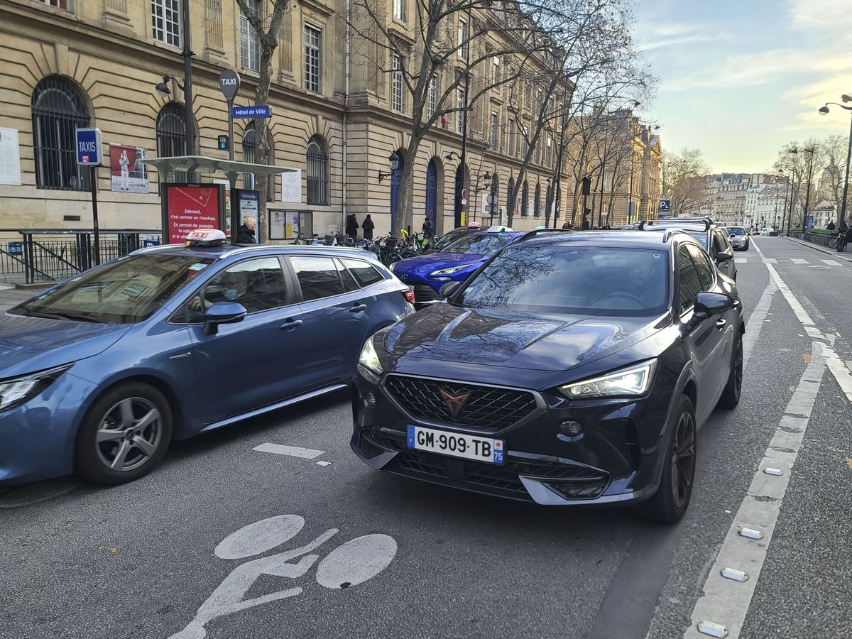 Foto: En febrero, París decidió castigar a los vehículos más pesados. (EFE Edgar Sapiña Manchado)