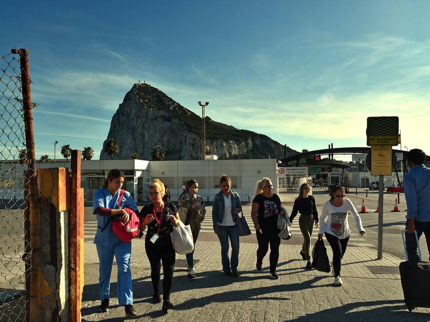 Trabajadoras del Campo de Gibraltar salen del Peñón en dirección a La Línea (Toñi Guerrero).