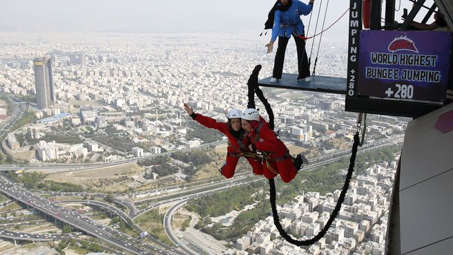 Foto de Irán inaugura una plataforma de saltos 