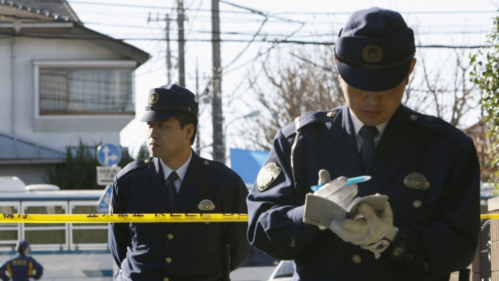 Foto: Dos policías frente a la casa donde la esposa de un viceministro fue atacada en noviembre de 2008. (Reuters/Kim Kyung-Hoon)