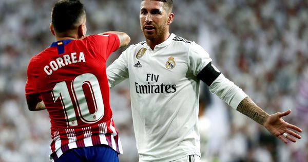 Foto: Ramos y Correa discuten durante el Real Madrid-Atlético de Madrid jugado este sábado. (EFE)