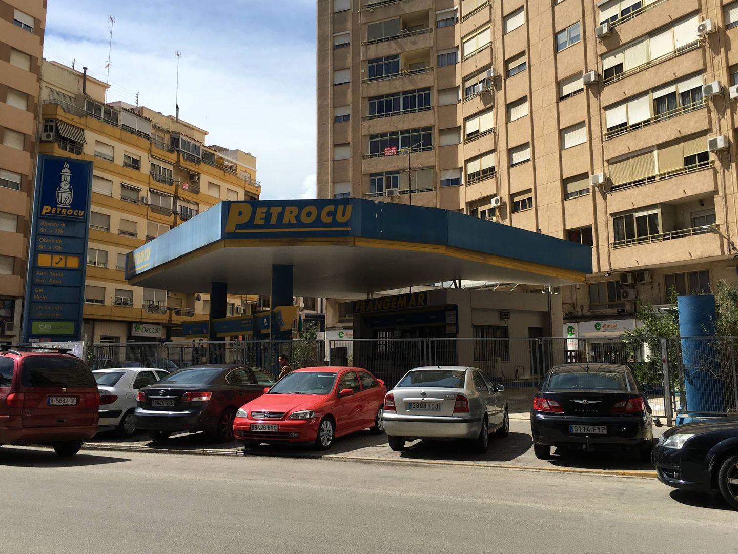 La gasolinera se ubica en el centro de la localidad de Alzira. (EC)