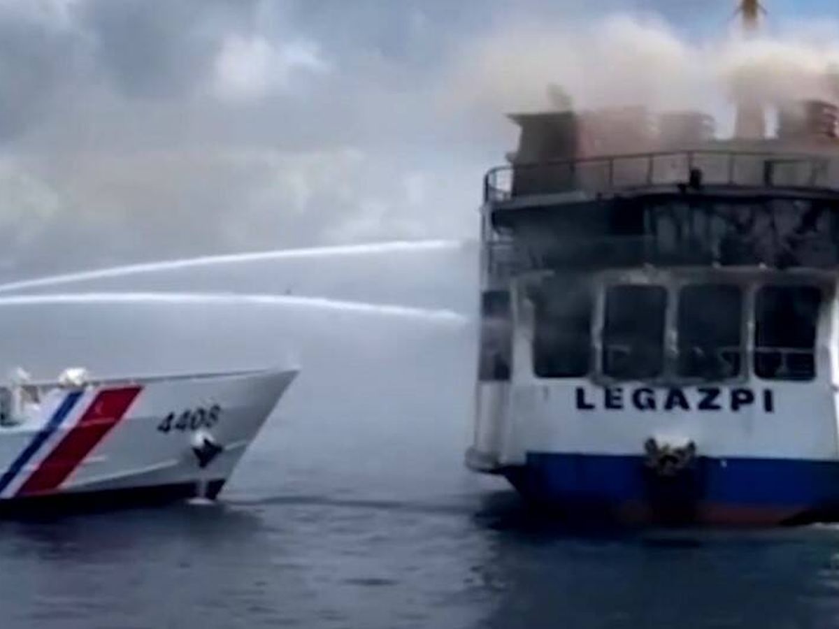 Foto: La guardia costera extingue las llamas del ferry incendiado (TouTube/Reuters)