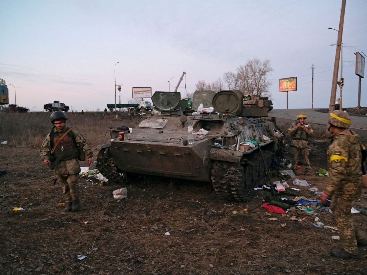 Foto: Militares ucranianos junto a un tanque, presuntamente ruso, a las afueras de Kharkiv (Reuters/Maksim Levin)