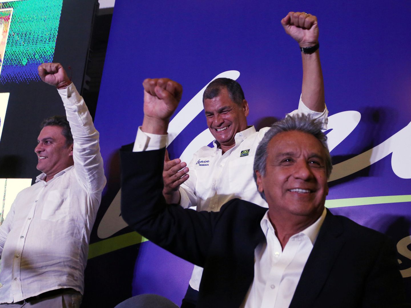 Rafael Correa apoya a Lenín Moreno, el candidato de su partido oficialista PAIS, en un acto electoral en Quito en febrero de 2017. (Reuters)