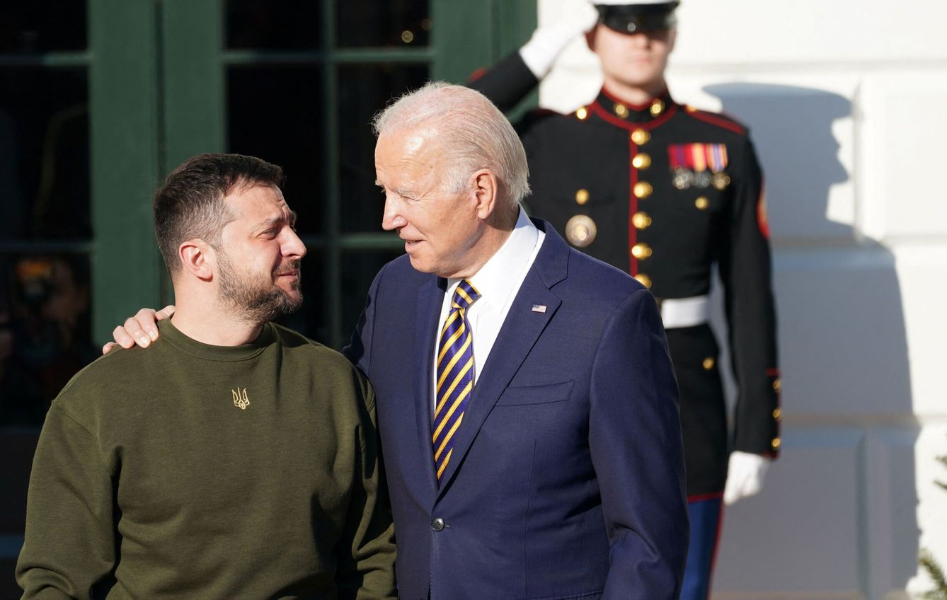 El presidente de Estados Unidos, Joe Biden, da la bienvenida a su homólogo ucraniano, Volodímir Zelenski. (Reuters/Kevin Lamarque)