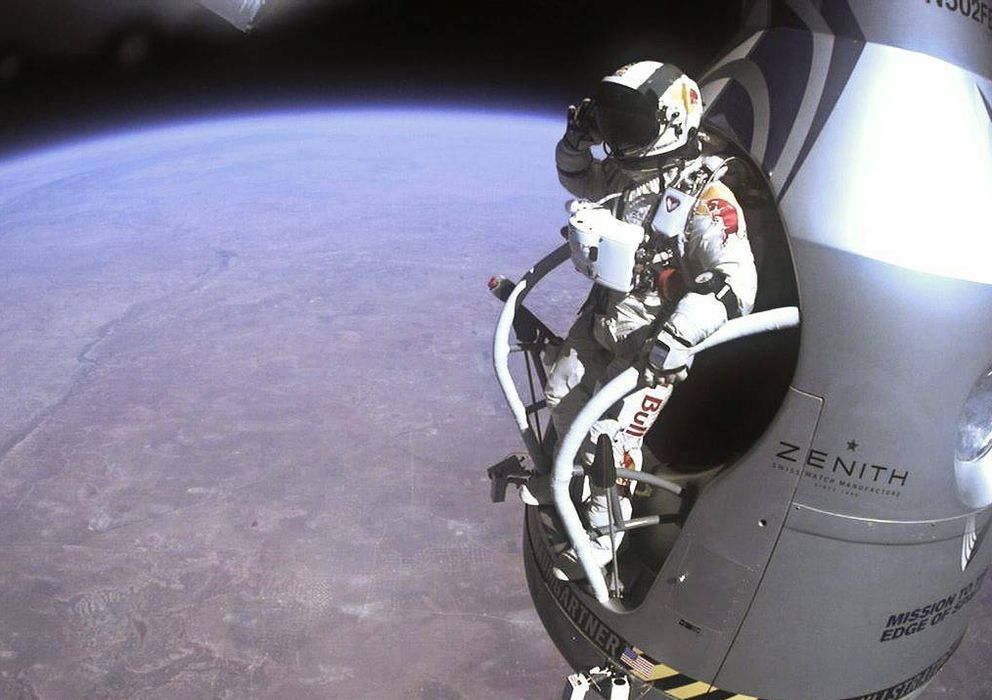 Foto: El austriaco Felix Baumgartner, en el momento de saltar desde la estratosfera.