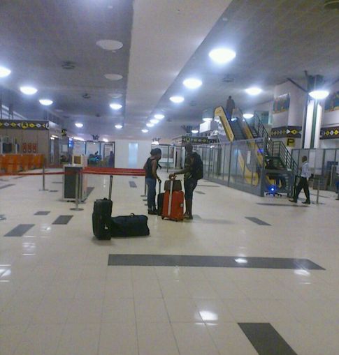 El aeropuerto de Conakry, el sábado en la madrugada. (Foto: Carmelo García)