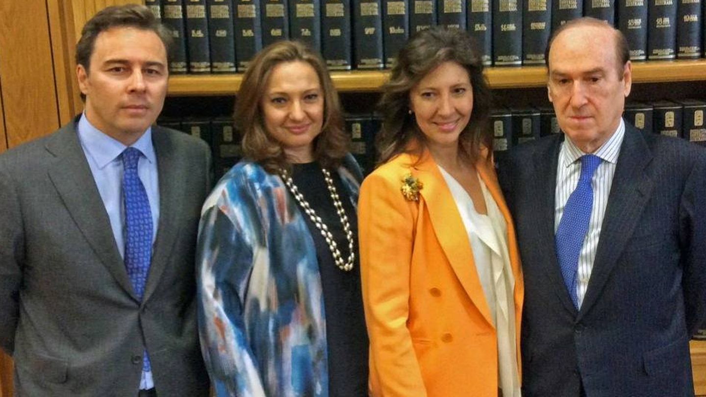 El presidente de El Corte Inglés, Dimas Gimeno, las hijas de Isidoro Álvarez, Marta (2i) y Cristina, y Florencio Lasaga. (Fundación Ramón Areces)