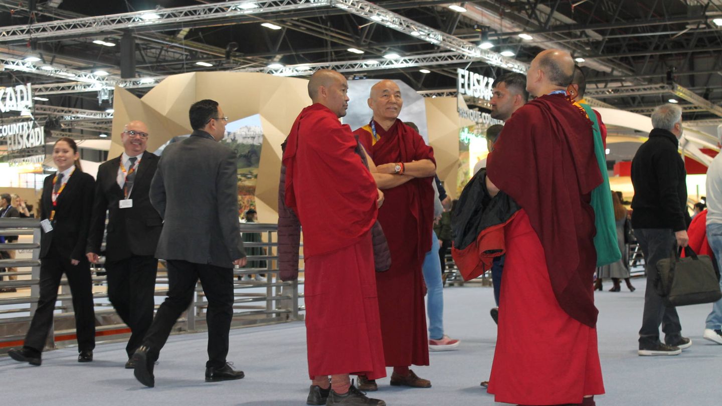 Un grupo de monjes budistas, en Fitur, tras la presentación del proyecto. (J. C.)