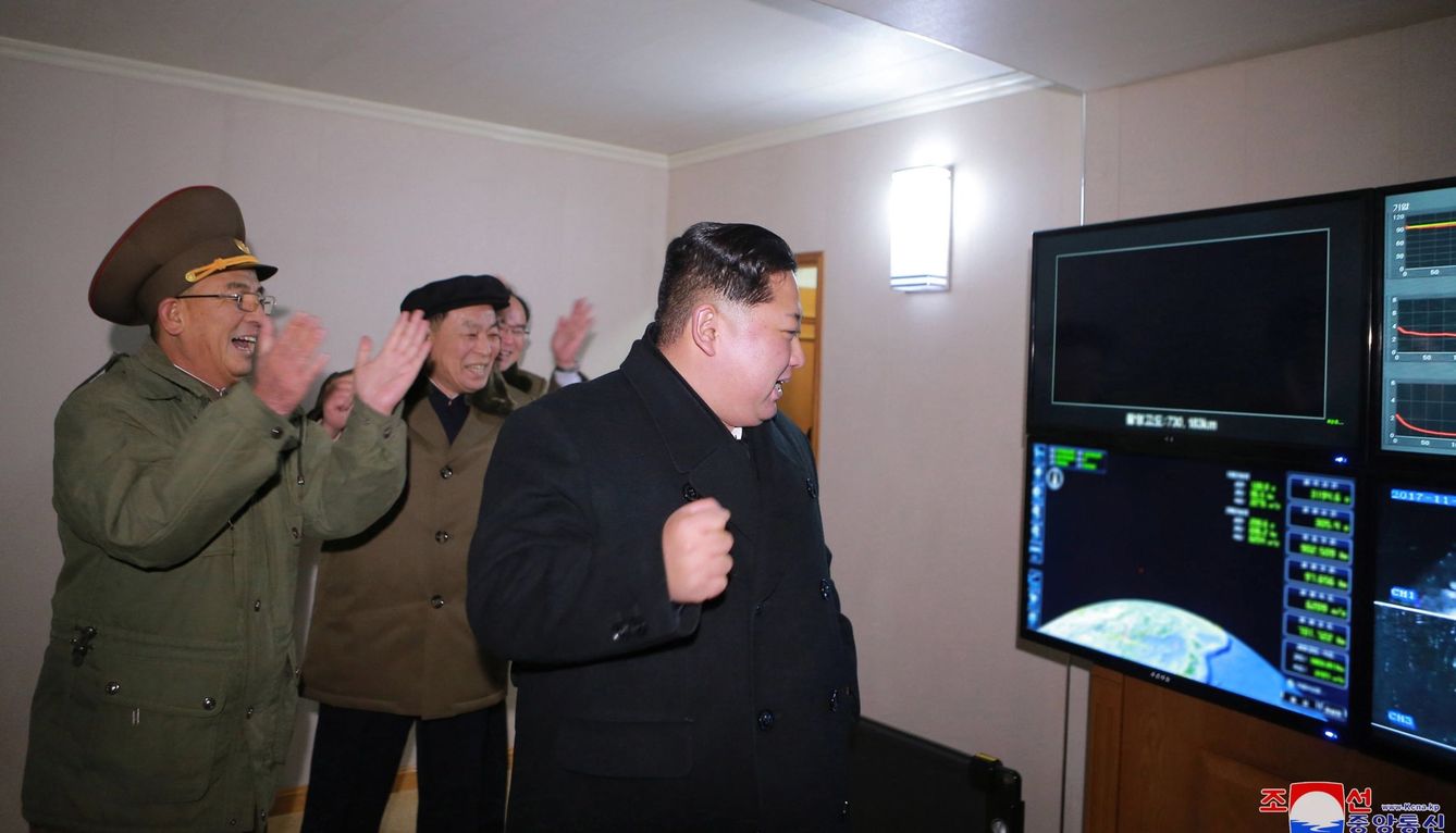 El líder norcoreano, Kim Jong-un ordena el lanzamiento del nuevo misil intercontinental, un modelo más grande y mejor diseñado que subraya los avances armamentísticos del régimen. (EFE)