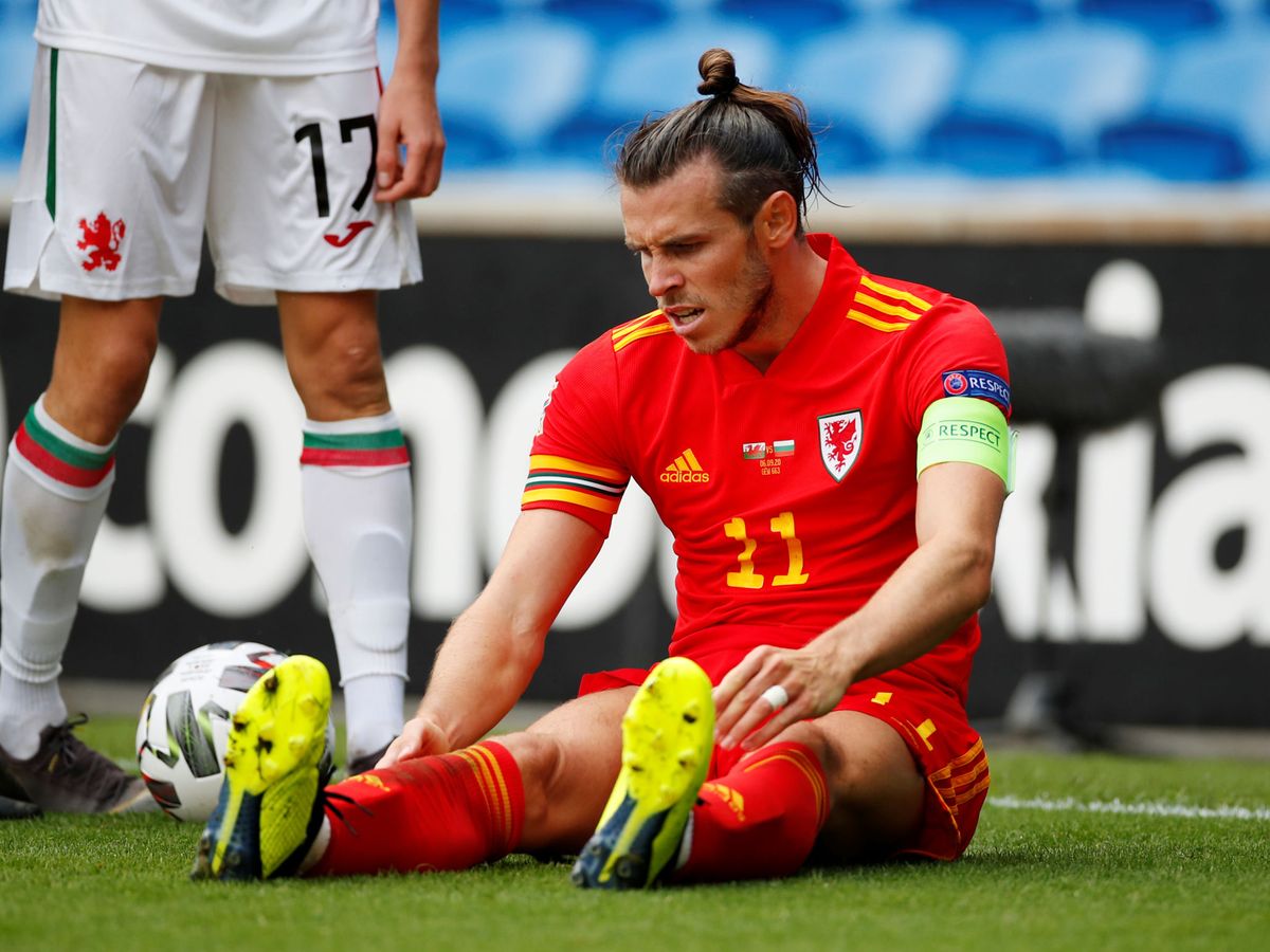 Foto: Gareth Bale sentado en el césped durante un partido de Gales en la Liga de Naciones. (Efe)