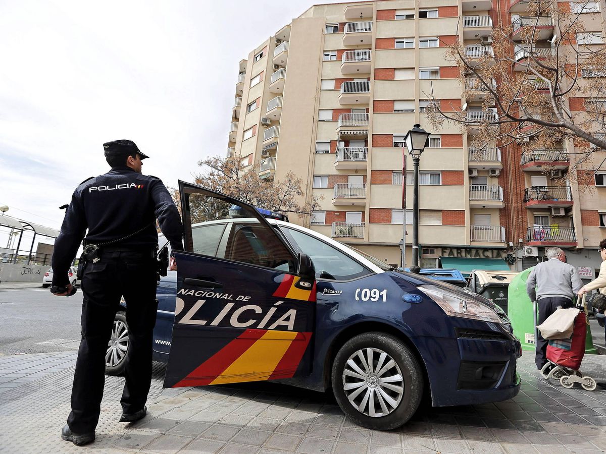 Foto: Un agente de Policía, en Valencia. (EFE)
