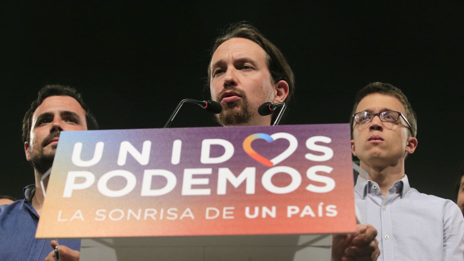 Foto: El líder de Unidos Podemos, Pablo Iglesias (c), acompañado por Alberto Garzón (i) e Íñigo Errejón (d), durante su comparecencia ante la prensa tras conocer los resultados de las elecciones generales. (EFE)