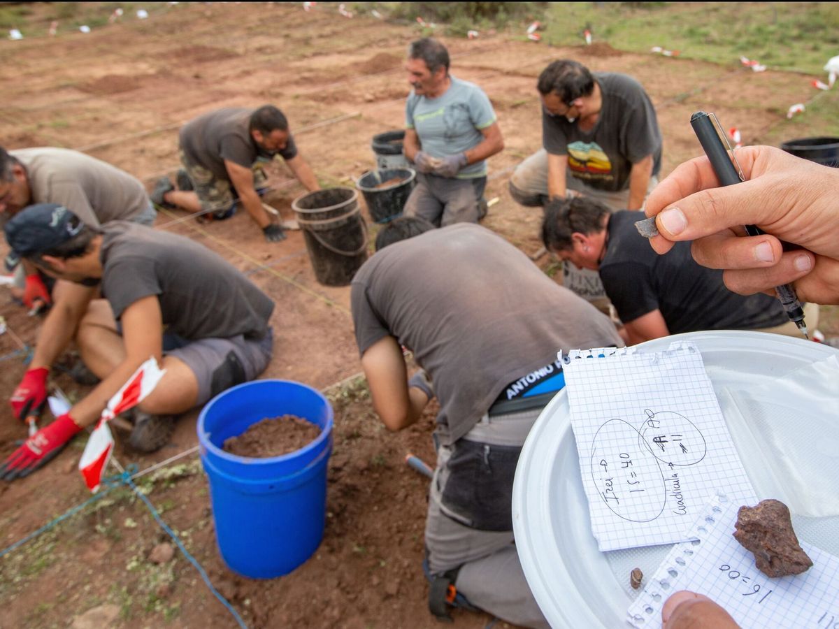 Foto: Paleontólogos excavando. (EFE/Raquel Manzanares)
