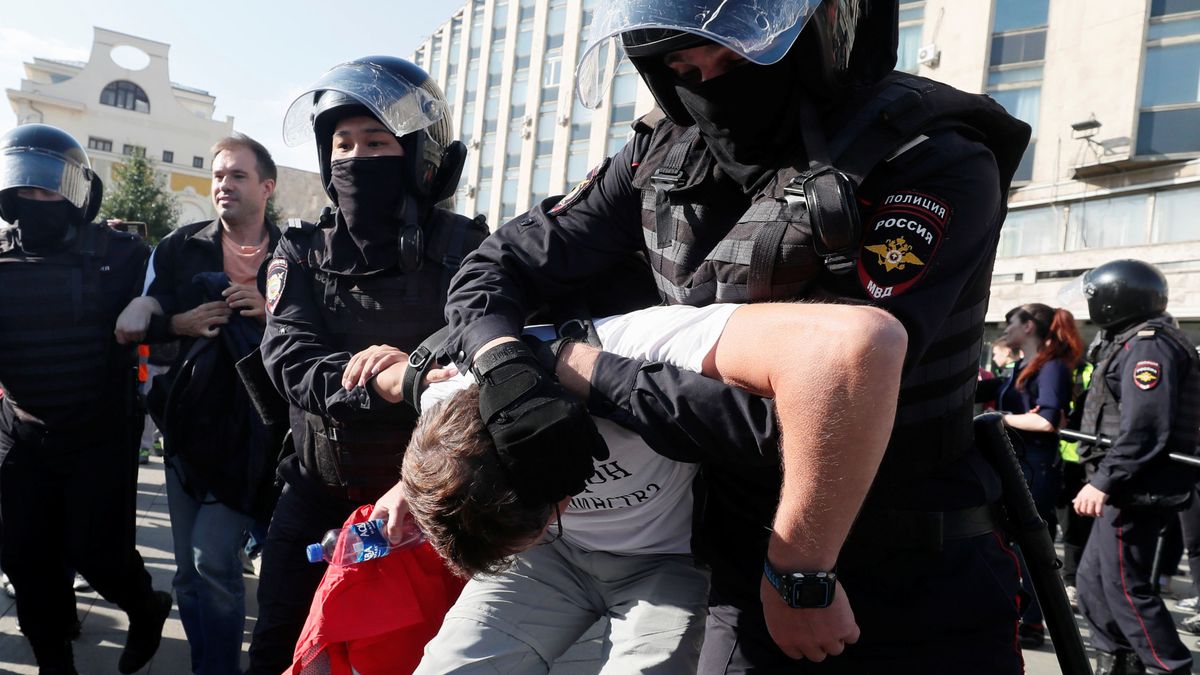Más de 800 detenidos en una nueva manifestación de opositores en Moscú