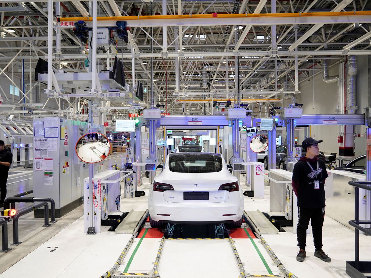 Foto: Línea de montaje del Model 3 en la fábrica de Tesla en Shanghai. (Reuters)