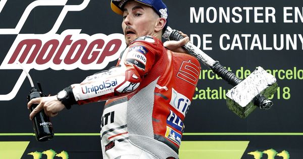 Foto: Jorge Lorenzo sacó el martillo en el podio del Gran Premio de Cataluña de MotoGP. (EFE)