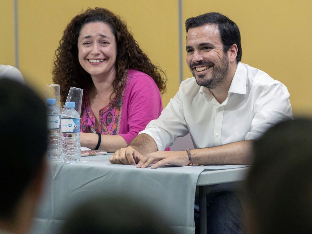 Foto: El coordinador general de IU, Alberto Garzón (c), junto a la portavoz parlamentaria Inmaculada Nieto (i). (EFE)