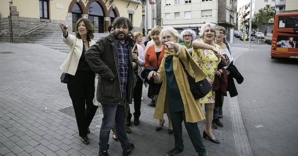 Foto: Jordi Évole, con las protagonistas de 'Bienvenidas al norte'. (La Sexta)