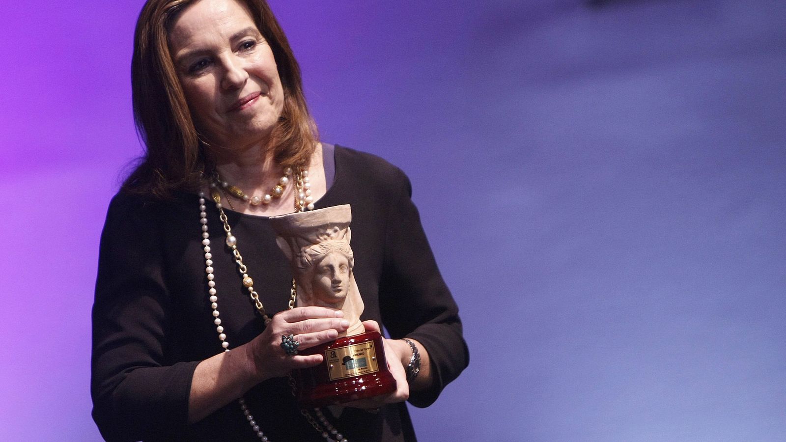 Foto: La escritora vallisoletana Reyes Calderón recibe el Premio Azorín. (EFE)