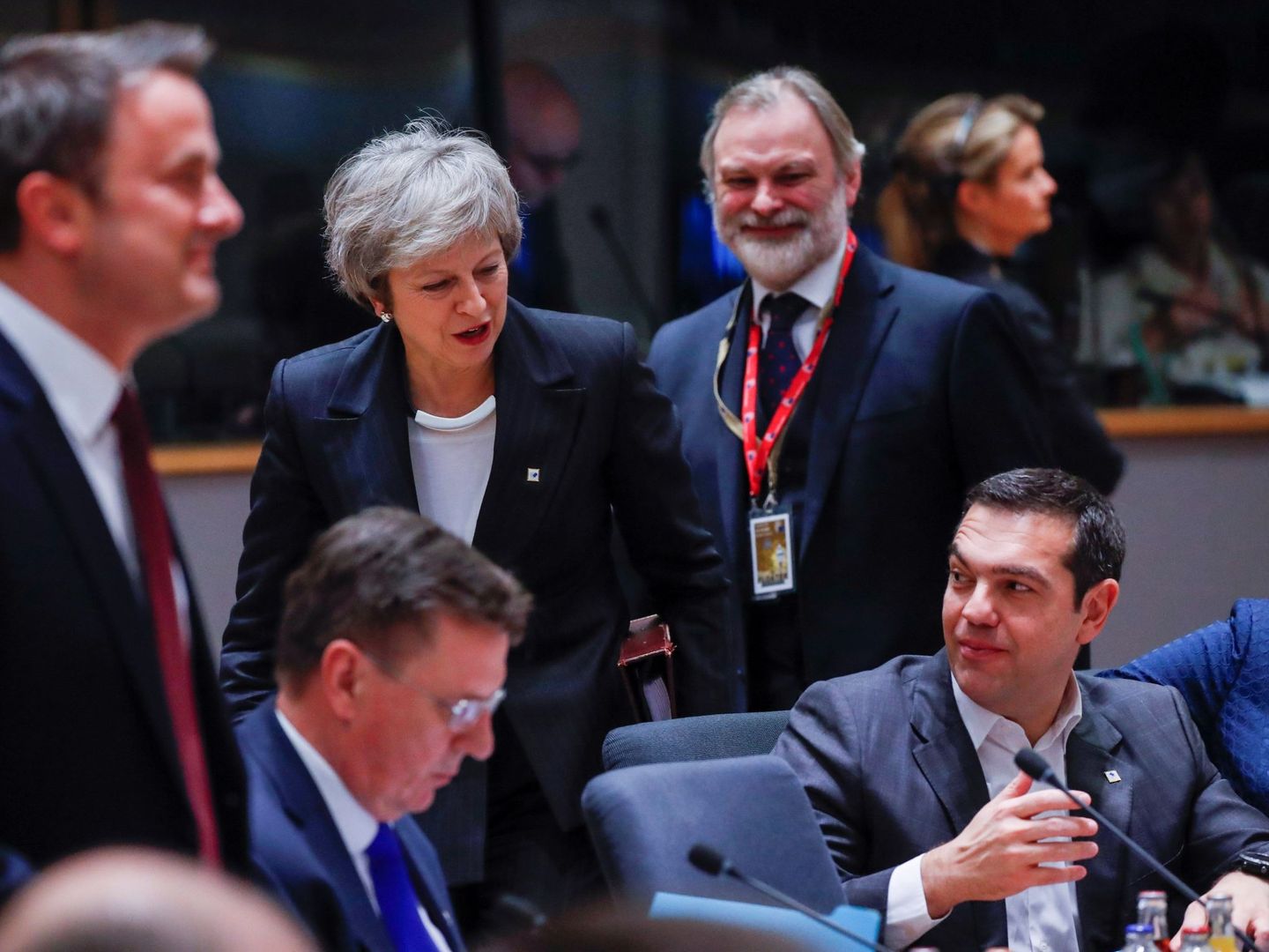 La primera ministra británica, Theresa May (c-i), y el primer ministro griego, Alexis Tsipras (d), a su llegada a la reunión de líderes de la UE, el 13 de diciembre de 2018. (EFE)
