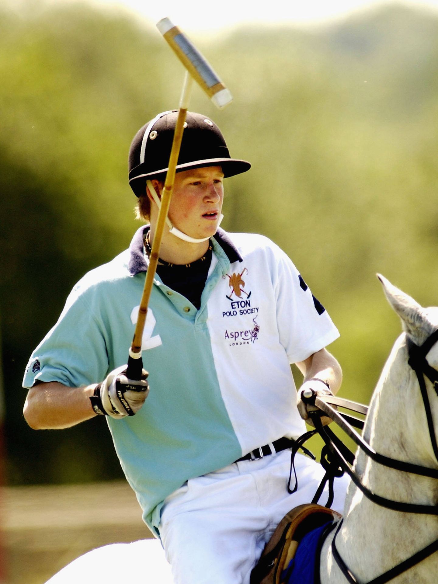 Harry, jugando a polo cuando estudiaba en Eaton. (Getty/Graeme Robertson)