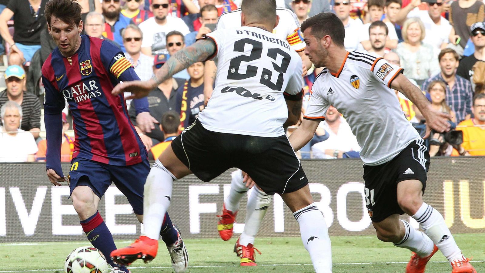 Foto: Leo Messi controla el balón ante los defensas del Valencia, Otamendi y Gayá (Efe).