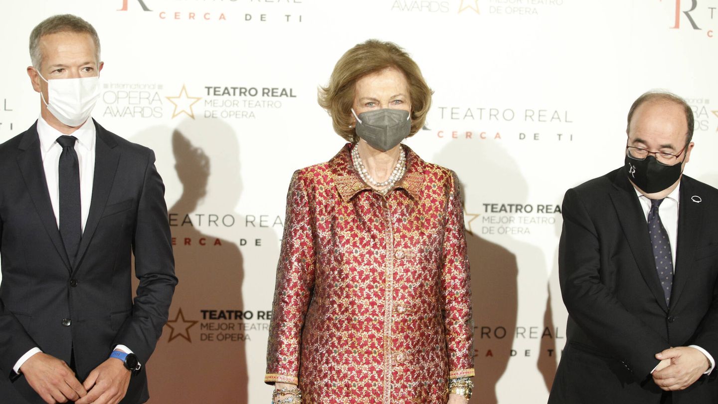 La reina Sofía, junto al ministro Miquel Iceta y el director del Real. (Limited Pictures)