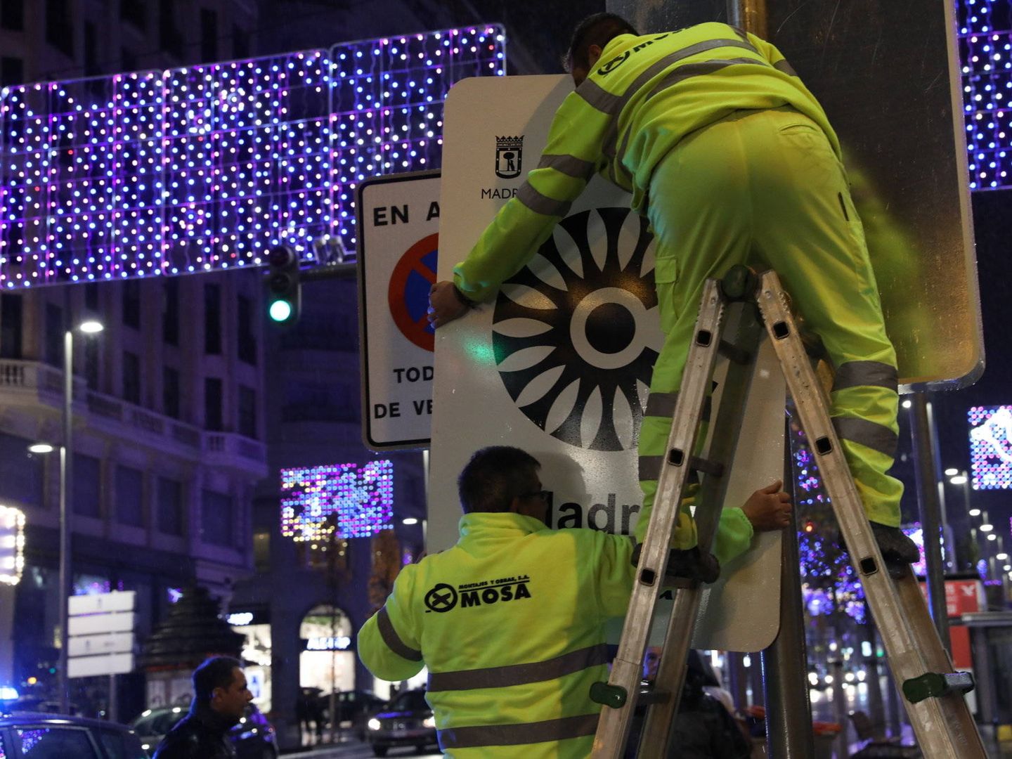 Empleados del Ayuntamiento anoche colocando las últimas señales de Madrid Central. (Ayuntamiento de Madrid)