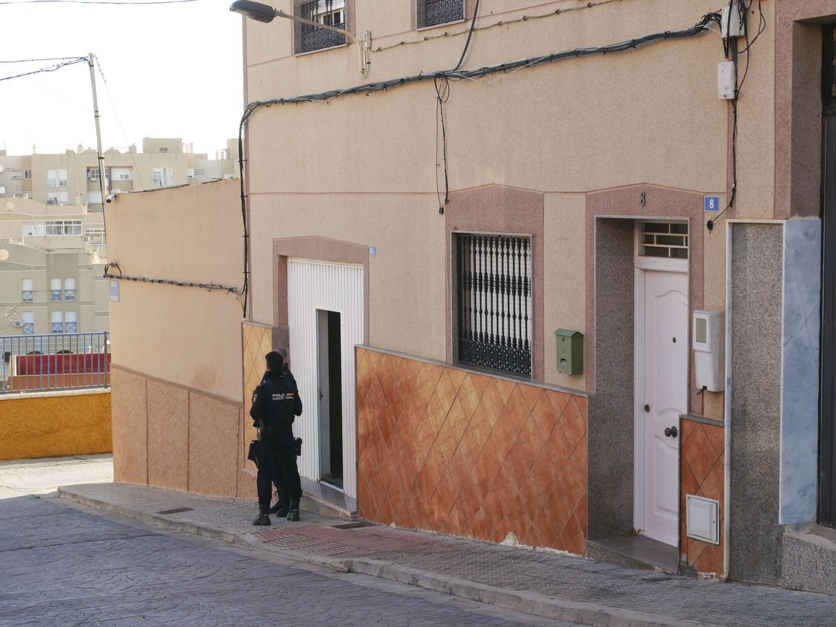 Foto: Un agente investigando los supuestos delitos de corrupción en Melilla. (EFE/Paqui Sánchez)