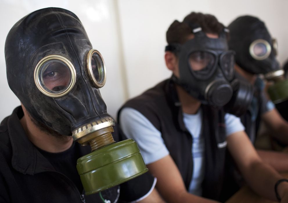 Foto: Tres alumnos durante una de las clases de guerra química en Alepo (Foto: J.M. López)