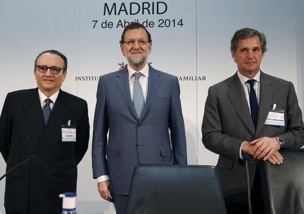 Foto: Mariano Rajoy junto a los dos últimos presidentes del IEF, Javier Moll (izquierda) y José Manuel Entrecanales (derecha). (EFE)