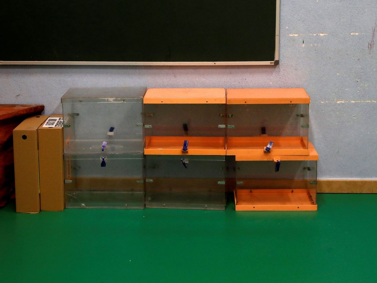 Foto: Urnas vacías en un colegio electoral de Madrid durante las elecciones generales de 2019. (EFE)